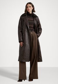 Lauren Ralph Lauren BELTED BURNISHED LAMBSKIN TRENCH COAT - Gabardina - deep mahogany