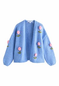 Modrý pletený kardigan s volným střihem, zdobený růžovou výšivkou tulipánů na rukávech, s žebrovanými lemy a otevřeným předním dílem.