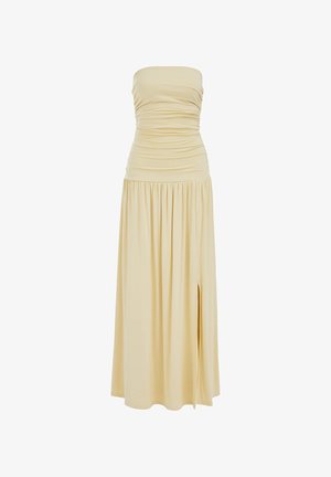 Beige strapless maxi-jurk met gerimpeld lijfje, geplooide rok en een hoge split aan de rechterkant, getoond op een witte achtergrond.