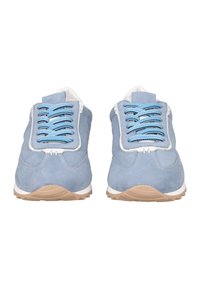 Siniset mokkanahkaiset lenkkarit valkoisilla yksityiskohdilla, joissa on paksut siniset nauhat ja karheapintaista ruskeaa kumipohjaa. Pyöreä terä ja pehmustettu kieli.