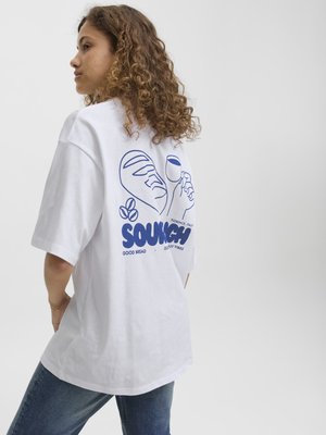 Weiße, übergroße Baumwoll-T-Shirts mit blauem Grafikdruck auf dem Rücken, das Text und Illustrationen von Brot und einem Getränk zeigt.