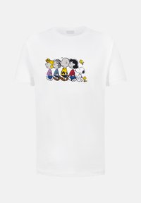 Witte shirt met een kleurrijke print van Peanuts-personages die in een rij lopen: Sally, Linus, Charlie Brown, Lucy, Snoopy en Woodstock.