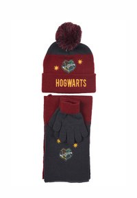 Conjunto de gorro, bufanda y guantes en color burdeos y gris. Presenta el texto "HOGWARTS", un logo bordado y un pompón en el gorro.