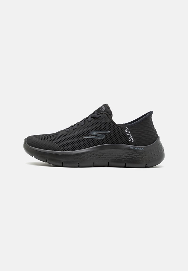 Chaussures de marche en mesh noir avec un design texturé, un laçage à l'avant, une semelle rembourrée et un détail de logo emblématique sur le côté et le talon.
