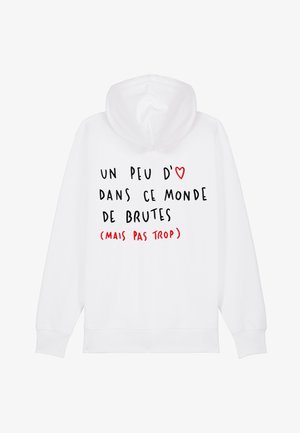 Felpa bianca con tasca frontale e cappuccio con coulisse. Testo in nero e rosso che recita: "Un po' d'amore in questo mondo di bruti (ma non troppo)."