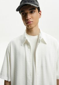 Bershka TEXTURED SHORT SLEEVE BOXY FIT - Košeľa - white