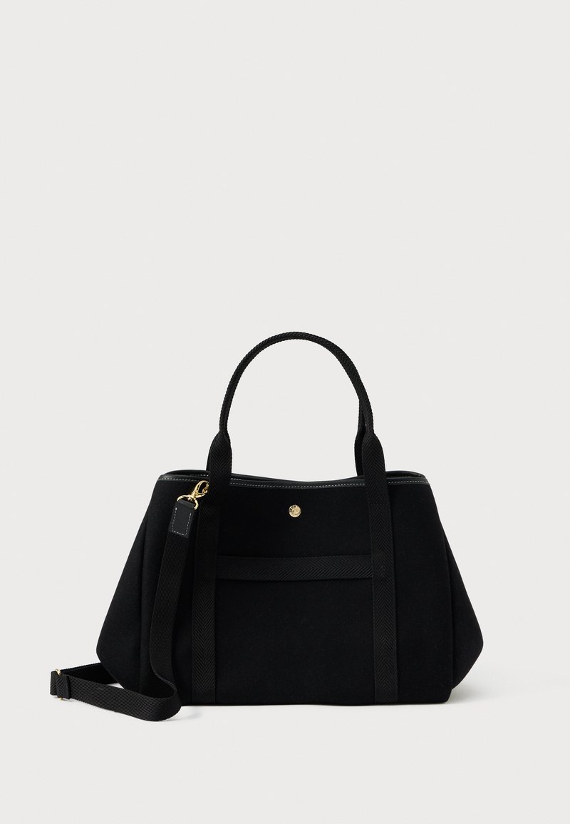 Μαύρη δομημένη τσάντα χερούλι με διπλές λαβές, αποσπώμενος ιμάντας ώμου και μικρή χρυσή λεπτομέρεια κουμπιού στην μπροστινή τσέπη.