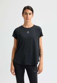 Maglietta sportiva nera a maniche corte con scollo tondo, caratterizzata da un logo discreto sul petto e un tessuto liscio e leggero.
