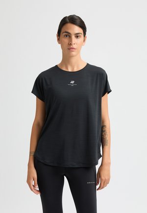 Zwart sport t-shirt met korte mouwen en een ronde hals, voorzien van een subtiele logo op de borst en een gladde, lichte stoftextuur.