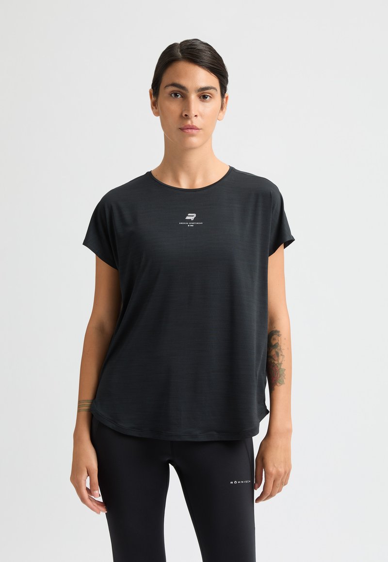 Maglietta sportiva nera a maniche corte con scollo tondo, caratterizzata da un logo discreto sul petto e un tessuto liscio e leggero.