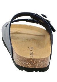 Sandal in pelle blu navy con due cinturini regolabili, plantare in sughero e suola in gomma testurizzata. Design piatto notevole con supporto per l'arco.