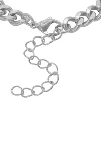 Collana in metallo argentato con grandi anelli ovali dalla finitura texturizzata. Include un moschettone e una catena allungabile.