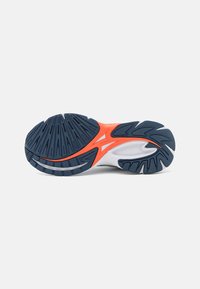 Schuhsohle mit blauem Gummiuntergrund, orangefarbenen Akzenten und tiefen Profilrillen. Verfügt über eine konturierte Form und Flexrillen für besseren Halt.