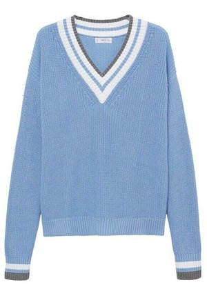 Suéter tejido azul claro con cuello en V que presenta ribetes a rayas blancas y grises, puños y dobladillo acanalados.