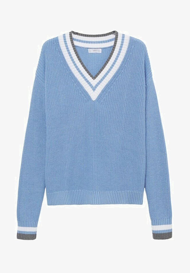 Pull tricoté bleu clair avec un col en V orné d'une bordure rayée blanche et grise, poignets et ourlet côtelés.