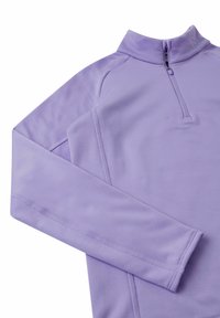 Jasnofioletowy polar z ćwierć zamkiem, wykonany z gładkiego, elastycznego materiału. Posiada długie rękawy i płaskie szwy dla komfortu oraz dopasowany krój.