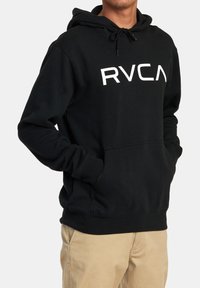 Felpa nera con cappuccio in tessuto misto cotone, con grande logo bianco RVCA, tasca anteriore a marsupio e cappuccio regolabile con cordino.