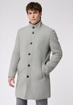 Grauer Wollmantel mit hohem Kragen, sechs schwarzen Knöpfen, seitlichen Taschen, strukturiertem Stoff und schlanker Silhouette.