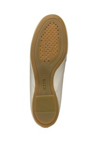 Semelle de chaussure plate en caoutchouc beige clair, avec une adhérence à motif et des perforations pour la respirabilité. Marque Geox près du talon.