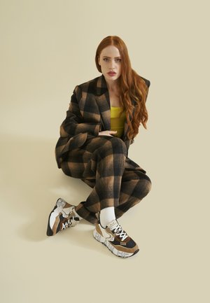 CLUB105. - Trainers - weiß beige
