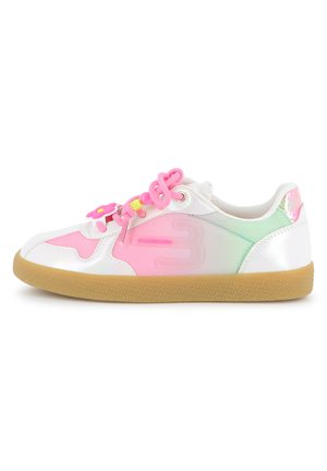 Weißer Sneaker mit einer durchscheinenden pastellgrünen und rosa Überlagerung. Verziert mit farbenfrohen Kunststoff-Blumenakzenten und rosa Schnürsenkeln. Gummisohle.