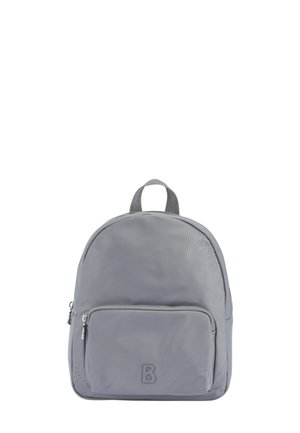Sac à dos gris en nylon avec une forme arrondie, doté d'une poche zippée à l'avant et d'une petite poignée en haut. Tissu texturé avec un design minimaliste.