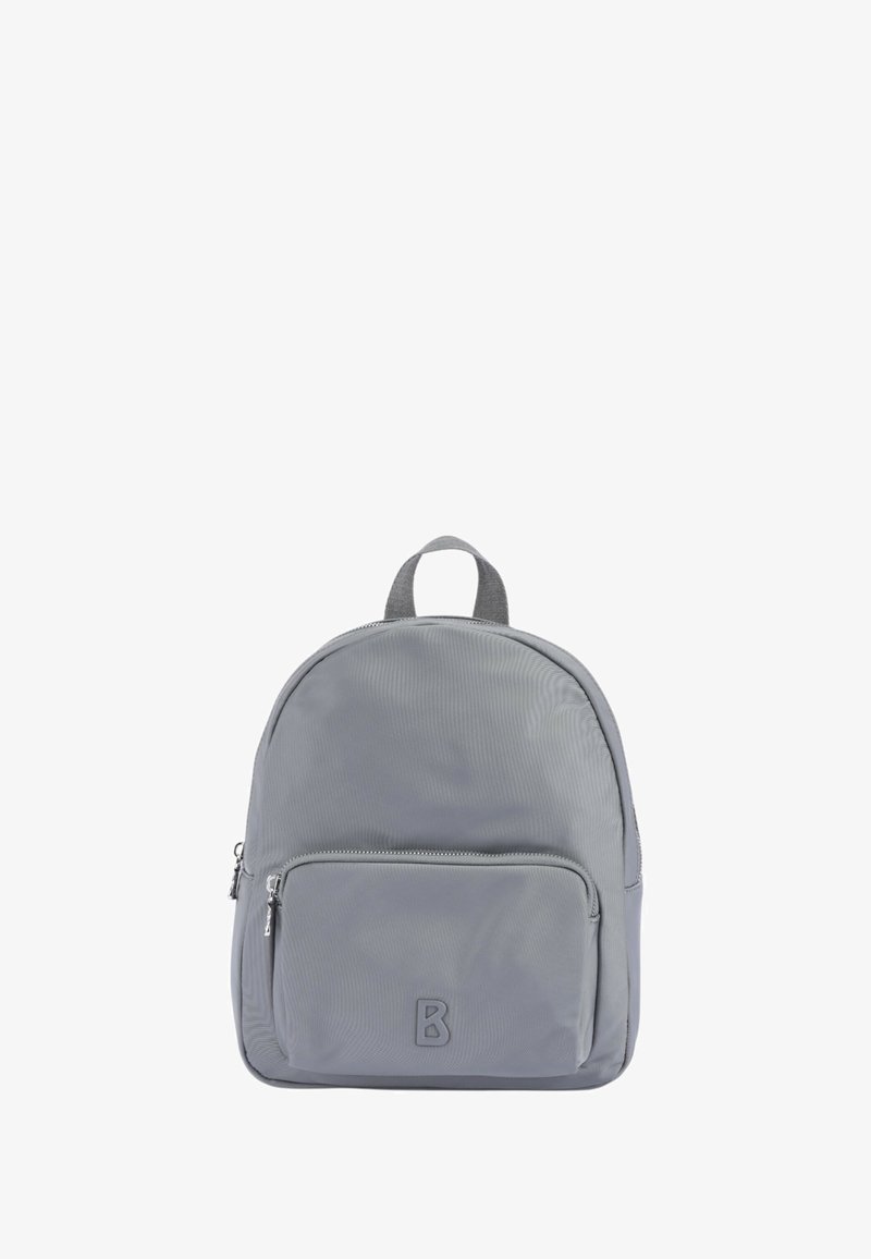 Grå nylonryggsäck med rundad form, utrustad med en frontficka med dragkedja och ett litet handtag upptill. Texturerat tyg med en minimalistisk design.