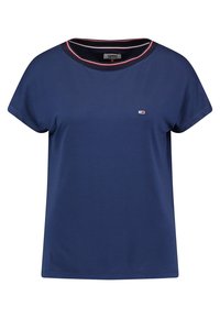 Granatowa koszulka z krótkim rękawem, okrągłym dekoltem i kontrastowymi czerwonymi oraz białymi wykończeniami. Posiada małe logo na klatce piersiowej. Gładka faktura.