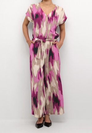 Multigekleurde jumpsuit in roze, beige en zwart patroon, met korte mouwen, een V-hals, knopen aan de voorkant, een tailleband en zijzakken.