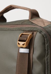 The North Face BASE CAMP DAYPACK UNISEX - Nahrbtnik - new taupe green/smokey brown/utility brown