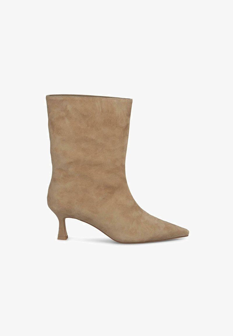 Beige Wildleder-Stiefelette mit spitzer Zehe, taillierter Silhouette und schmalem Kitten-Heel. Glatte Textur und minimale Nähte.