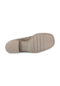 Suela de zapato de ante gris con suela de goma texturizada, que presenta estrías para mayor agarre y el logotipo "Gabor" embossado. Diseño plano y ancho para estabilidad.