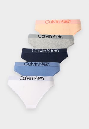 Öt női Calvin Klein fehérnemű alsónadrág pasztell barackszínben, szürkében, sötétkékben, kékben és fehérben, mindegyiken a márka logója található a derékrészen.