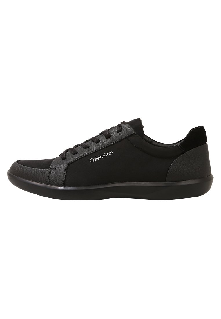 Schwarze, niedrige Calvin Klein Sneaker mit geschnürtem Design und strukturierten Paneelen, seitlichem Logo und Gummisohle.