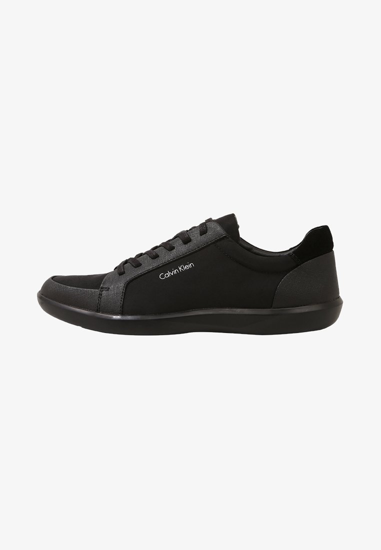 Schwarze, niedrige Calvin Klein Sneaker mit geschnürtem Design und strukturierten Paneelen, seitlichem Logo und Gummisohle.