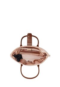 Bolso sintético rosa claro con asas y herrajes de cuero marrón, que incluye un bolsillo interior con cremallera y detalles de borde con volantes.