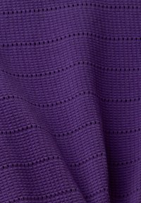 Tissu tricoté violet avec des rangées horizontales de petits trous espacés régulièrement et un motif gaufré texturé.