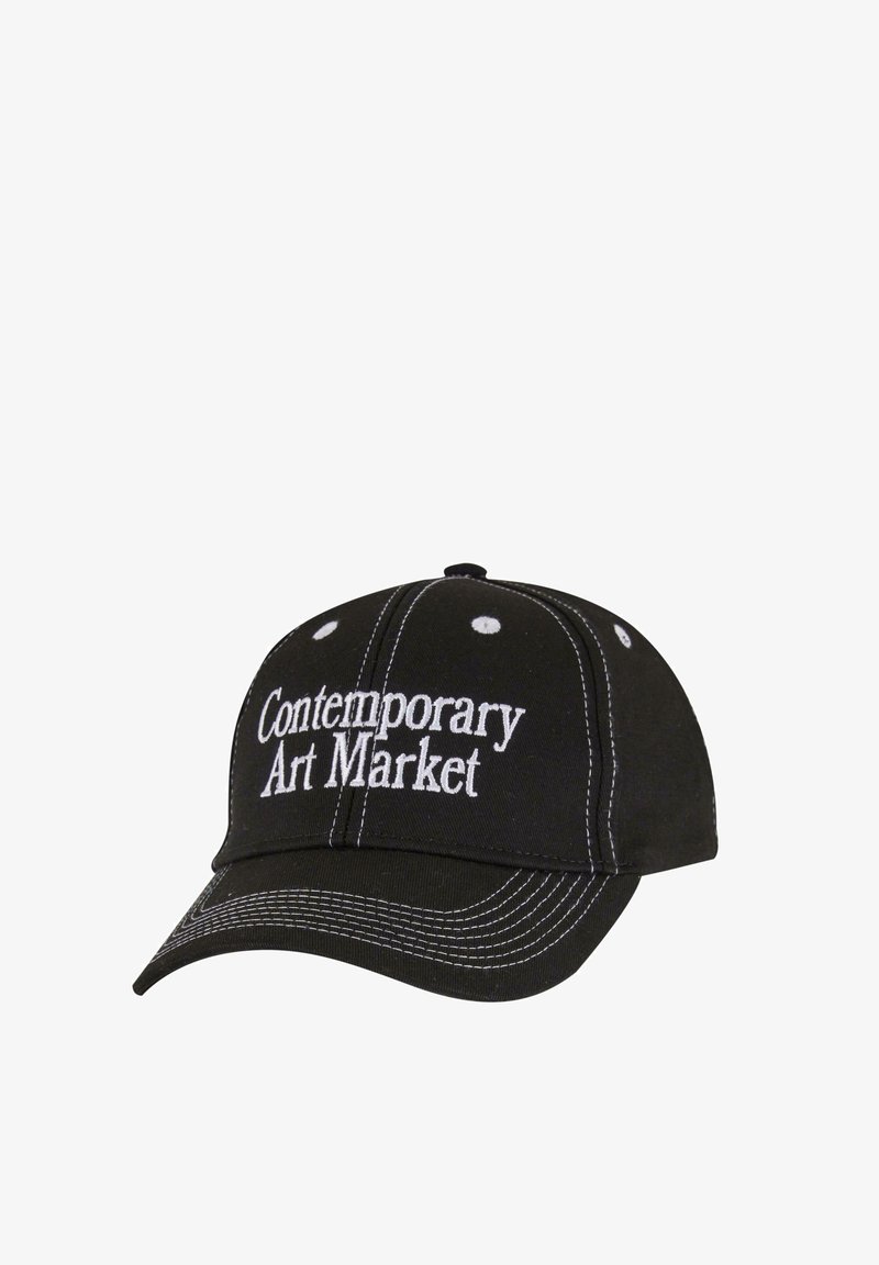 Fekete pamut sapka fehér hímzett "Kortárs Művészeti Piac" felirattal. Hat paneles dizájn kontrasztos varrással és állítható pánttal.
