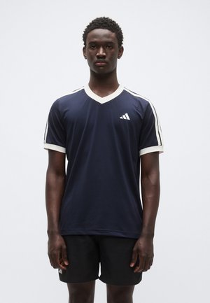 Sportief marineblauw T-shirt met korte mouwen en een V-hals, witte accenten op de mouwen en een Adidas-logo op de borst, gemaakt van zachte stof.