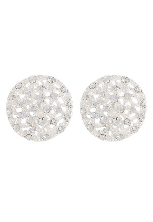 Orecchini rotondi tono argento con un design traforato intricato decorati con numerosi piccoli strass trasparenti.