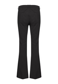 Pantalons évasés noirs avec une texture lisse, dotés d'une taille, de passants de ceinture et de deux poches arrière.
