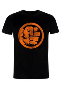 T-shirt nera con una grafica di un pugno arancione all'interno di un design circolare. Il tessuto appare liscio con uno stile a collo rotondo.