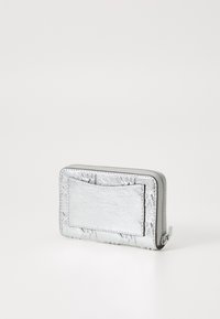 Cartera metálica plateada con acabado texturizado, cierre de cremallera y un compartimento para tarjetas en la parte frontal. Presenta una forma rectangular y un sutil detalle en relieve.