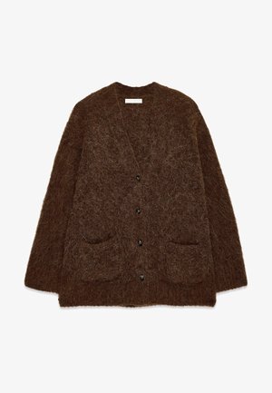 Cardigan marrón de lana suave con mangas largas, escote en V, cuatro botones oscuros en la parte delantera y dos bolsillos delanteros.