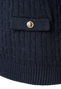 Marineblauer Strickpullover mit einem Kabelmuster, ausgestattet mit einer aufgenähten Tasche, die mit einem goldenen Knopf verschlossen wird, und einem gerippten Saum.