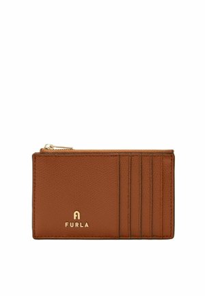 Portacarte in pelle marrone con logo Furla dorato, quattro scomparti per carte sulla destra e una tasca con cerniera sulla parte superiore.
