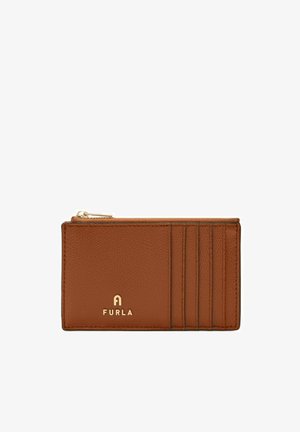 Portacarte in pelle marrone con logo Furla dorato, quattro scomparti per carte sulla destra e una tasca con cerniera sulla parte superiore.