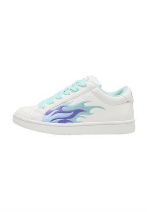 Baskets basses blanches avec un motif de flammes bleu clair et violet sur le côté, lacets bleu clair et doublure intérieure bleu clair.
