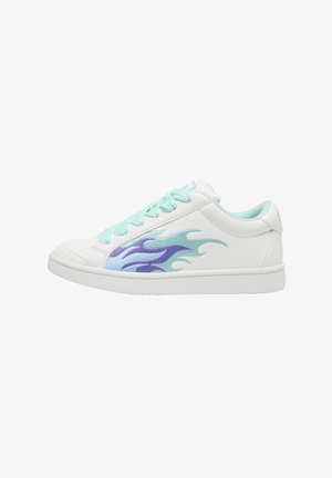Baskets basses blanches avec un motif de flammes bleu clair et violet sur le côté, lacets bleu clair et doublure intérieure bleu clair.
