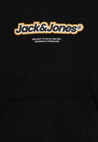 Sudadera negra con capucha que presenta un gran logo blanco y naranja de "Jack & Jones" en el pecho, con texto adicional en blanco debajo. Tela suave con un bolsillo tipo canguro.